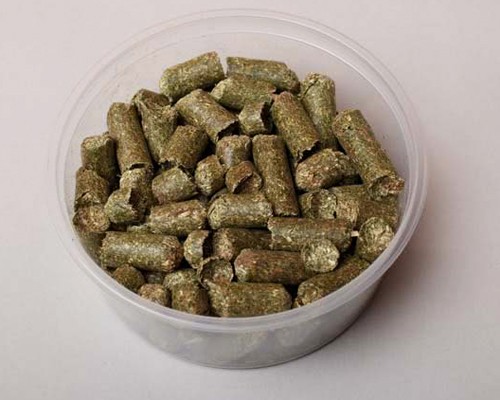 bowl of ace hi brand alfalfa bermuda hay pellets
